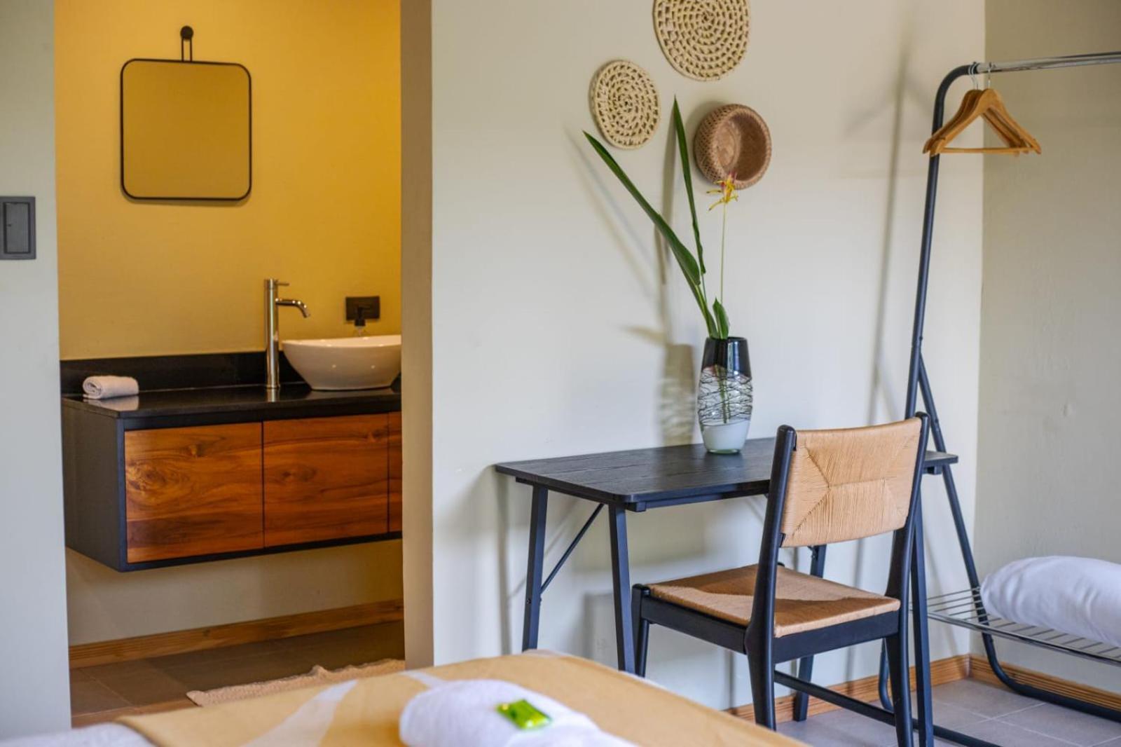 Hotel Y Cabinas Del Tropico Guápiles 외부 사진