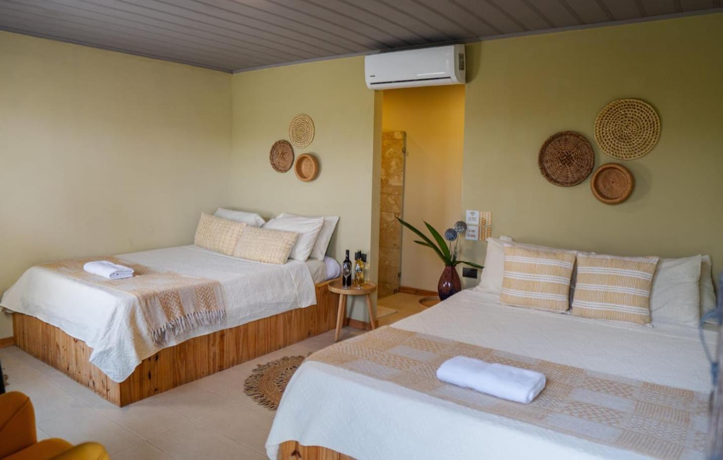 Hotel Y Cabinas Del Tropico Guápiles 외부 사진
